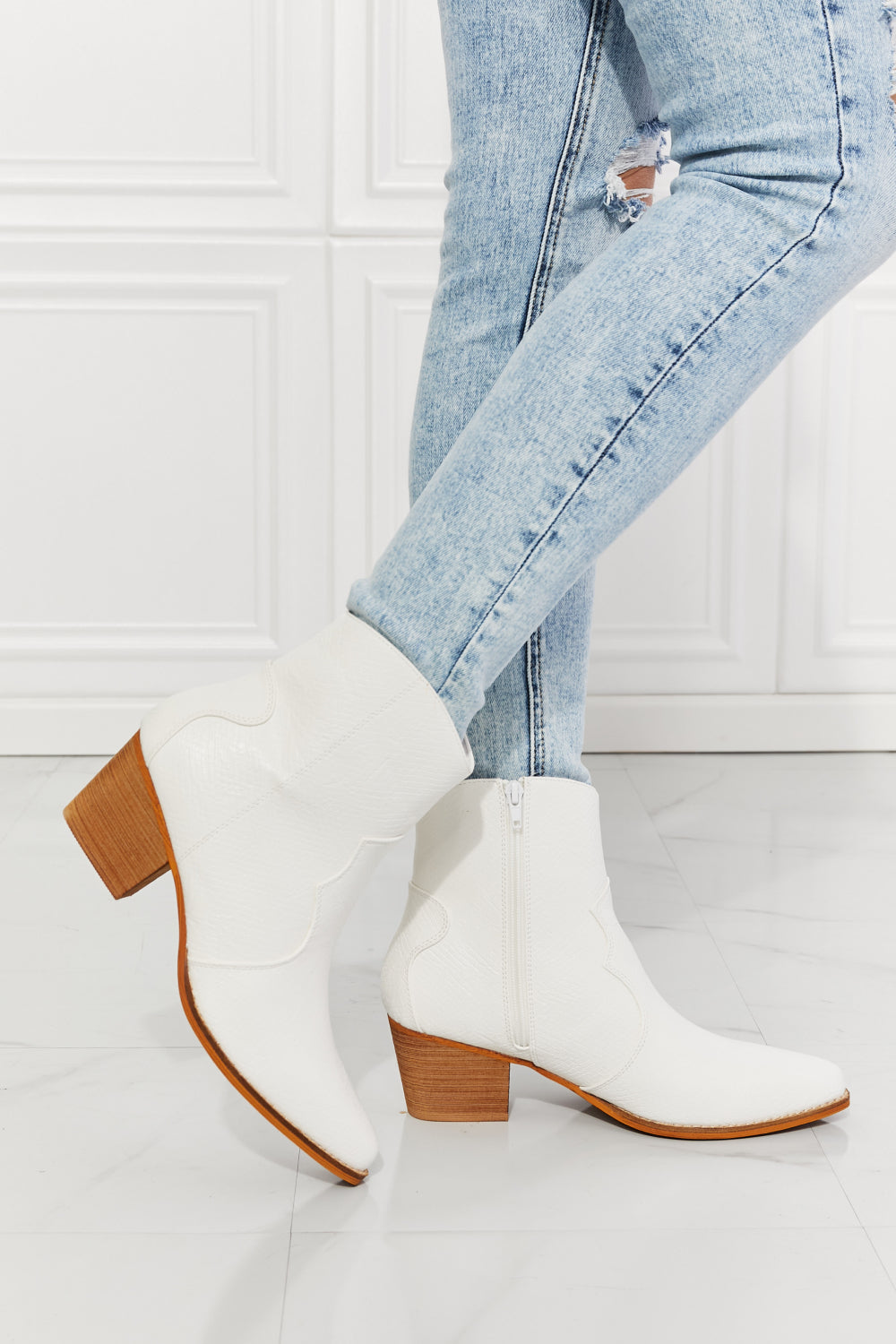 Elegant fashion Town Leather  Boots in White