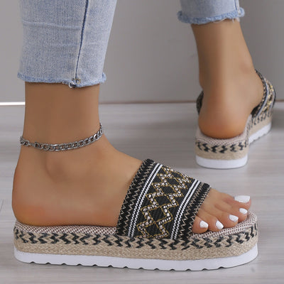 Elegant fashion Weave slippers