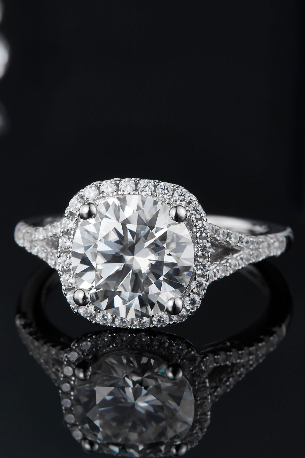 Elegant Fashion  Moissanite Halo Ring